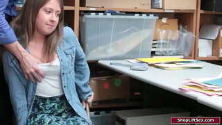 ���ાળી છોકરી shoplifting પડેલા છે અને આ અધિકારી સજા તેના.તેમણે gropes તેના નાના tits અને પ્રભુત્વ ધરાવે છે તેના માટે તેને આપી એક બેન.પછી તે નહીં તેના pussy