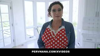 Granny Аманда Рајдер е Тајна Професија Покажува своите Stepgrandson од Прва Рака