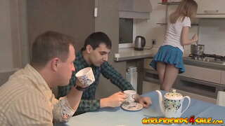 Возбужденная миниатюрная яшүсмер рогоносит иремне