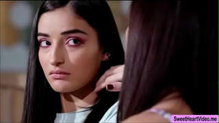 Alana Pelayaran dan Emily Willis menggunakan satu sama lain lidah untuk orgasme