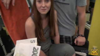 HUNT4K. 戴绿帽子现金许可证的猎人他妈的他GF在空健身房