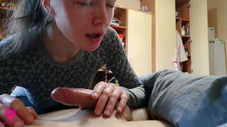 Bersemangat hisap dari kecantikan mungil dengan cum di dalam mulut