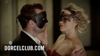 Intensiivne seksi ajal swinger pool