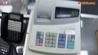 Bjonde babe shet çanta e saj dhe njëpasnjëshëm