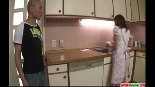 Hikaru Wakabayashi ကိုအသုံးပြုသည်နှင့်သူမ၏ကြီးမားသော tits နှင့်အတူကစားရန်ကြက်