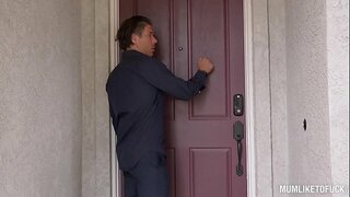 Milf Eva Notty crams tona teen topanga kikī ki te nui te ure i tana boobs tiwhaiwhai ai