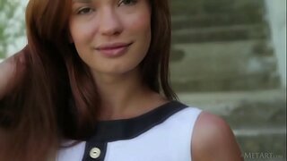 ���ૂબસૂરત યુરોપિયન કિશોર કે કિશોરી Carolizi આસપાસ fooling આઉટડોર